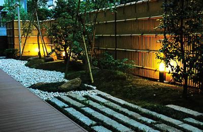 夜の中庭