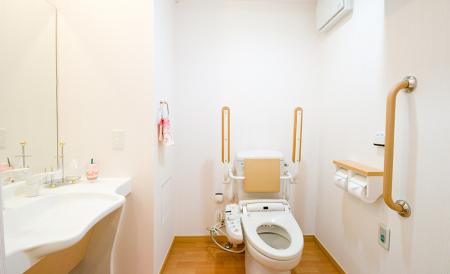 車椅子対応洗面台・トイレ